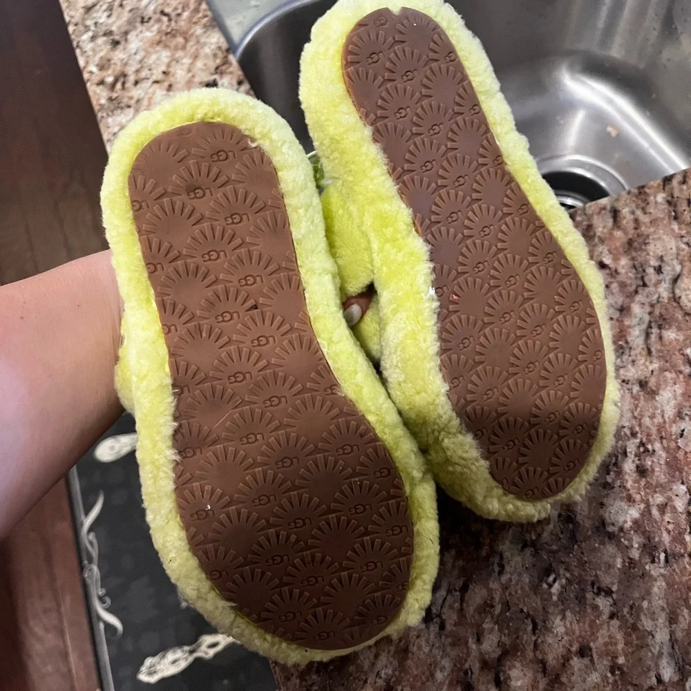 Girls size 13 Ugg fur slides neon green/yellow - Picture 2 of 3